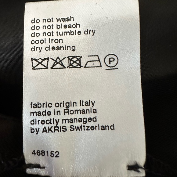 Akris Punto size 8, classic houndstooth, black/tan knit skirt. - Picture 9 of 9